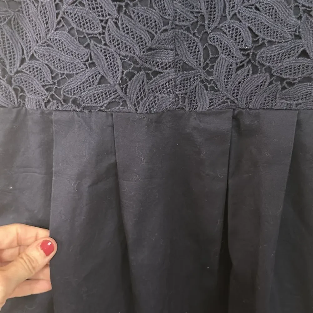 Vineyard Vines Navy Blue Lace Contrast Dress Size 0 Sleeveless Pleated V-Neck - Picture 4 of 6